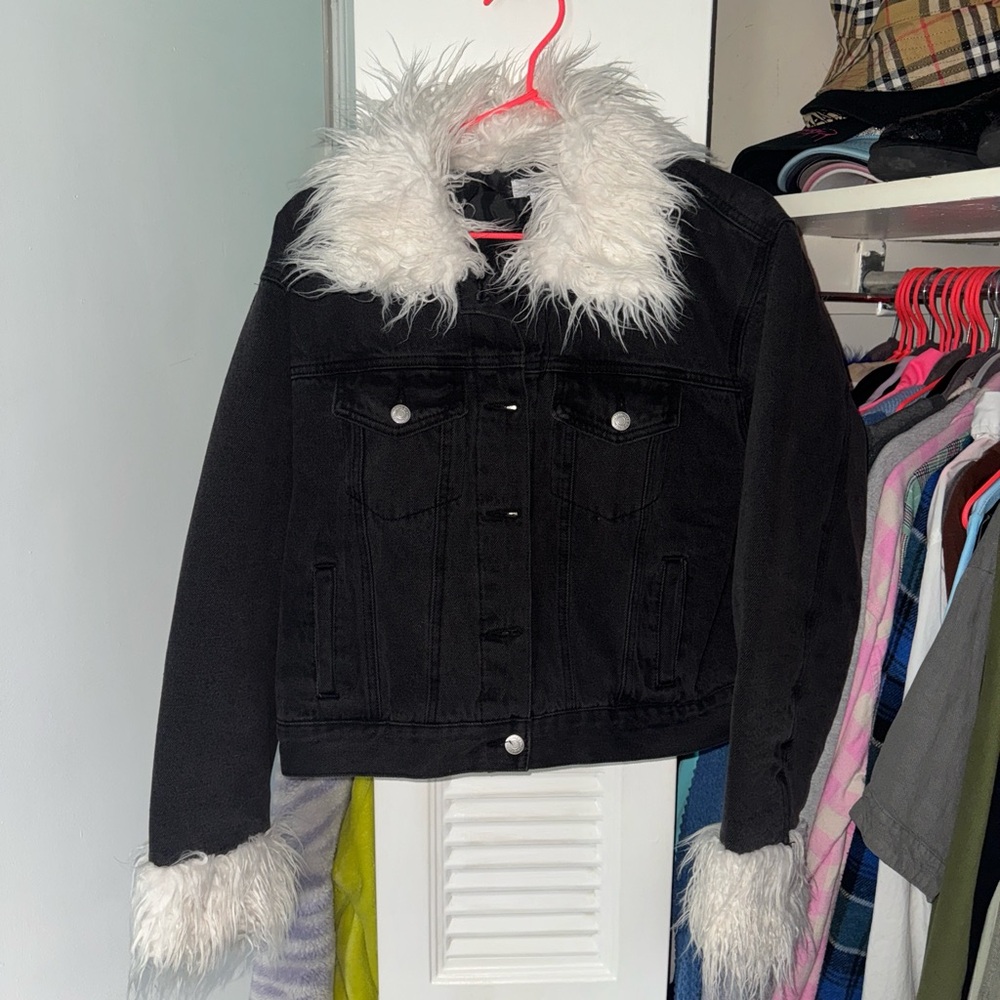 Forever 21 Black Jacket with White Faux Fur